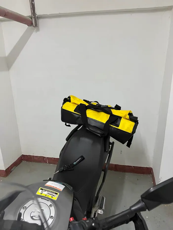 Jak převážet zavazadla na motocyklu bez nosiče